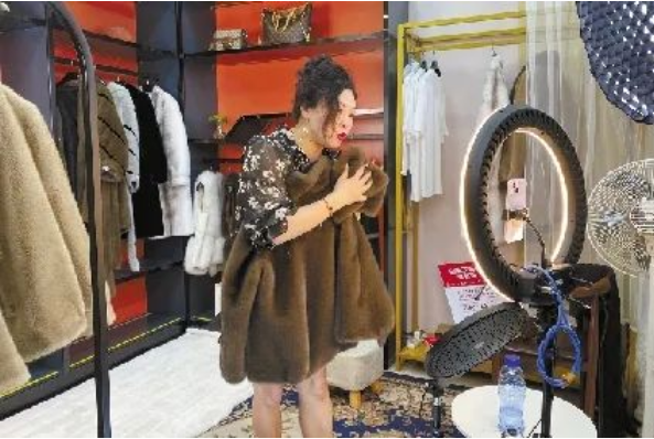 揭秘！這家皮裝企（qǐ）業1天成交500單，為啥（shá）這麽賺……