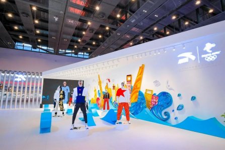 安踏攜手北京2022年冬奧（ào）會特許商品國旗款運動服裝（zhuāng），亮相（xiàng）晉江鞋博會