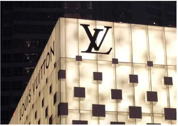 身價1.4萬（wàn）億元鞋服老板，涉嫌巨額洗（xǐ）錢被調查！