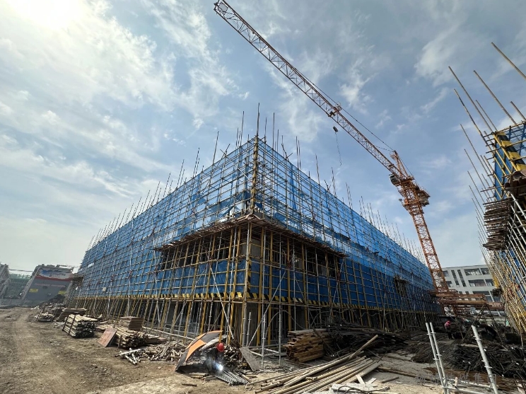 總投資2億（yì），華港服飾年產4萬噸高（gāo）端針織麵料開發（fā）項目正在建設中