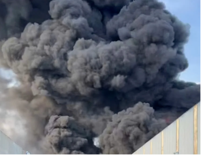 鞋廠突發大火，黑煙升起數十米！始祖鳥正式（shì）成立鞋履（lǚ）業務（wù）部